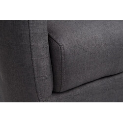 Romantisk fåtölj med bekväm stoppning och eleganta träben