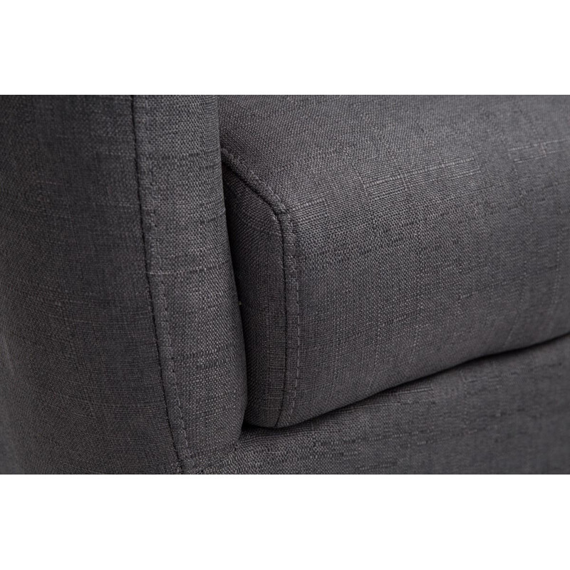 Romantisk fåtölj med bekväm stoppning och eleganta träben