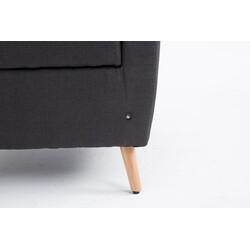 Romantisk fåtölj med bekväm stoppning och eleganta träben