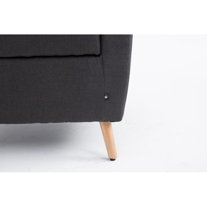 Romantisk fåtölj med bekväm stoppning och eleganta träben