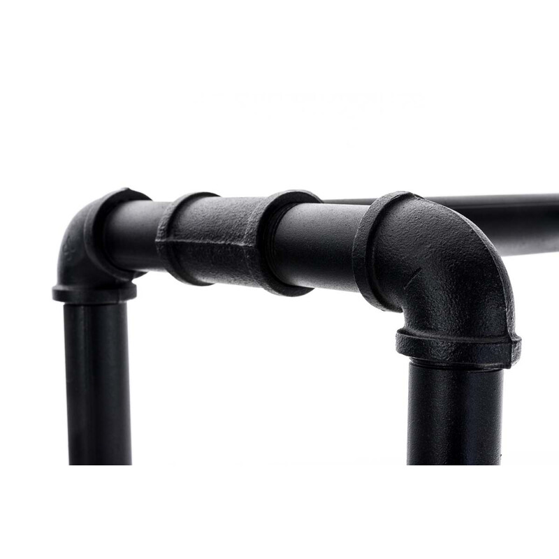 Elegant vedställning med hjul och robust metallram