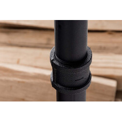 Elegant vedställning med hjul och robust metallram