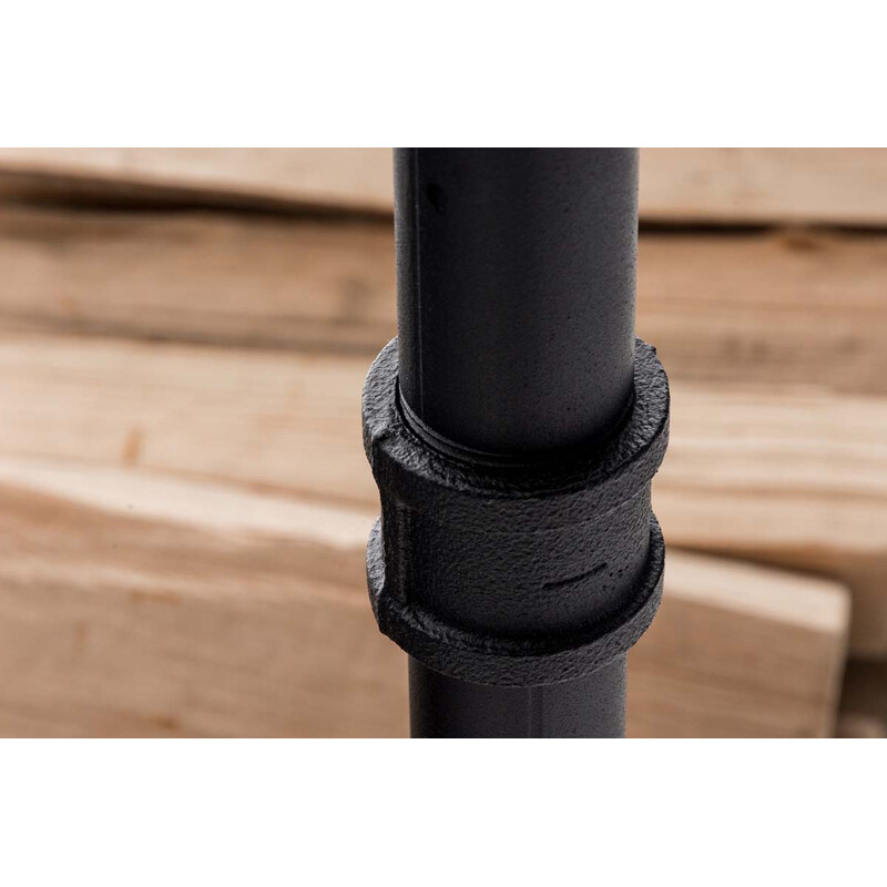 Elegant vedställning med hjul och robust metallram