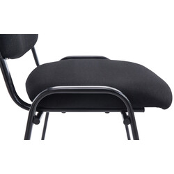 Stapelbar konferensstol med vadderad sits och metallram