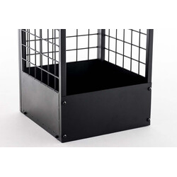 Robust vedställ i svart metall med extra hylla