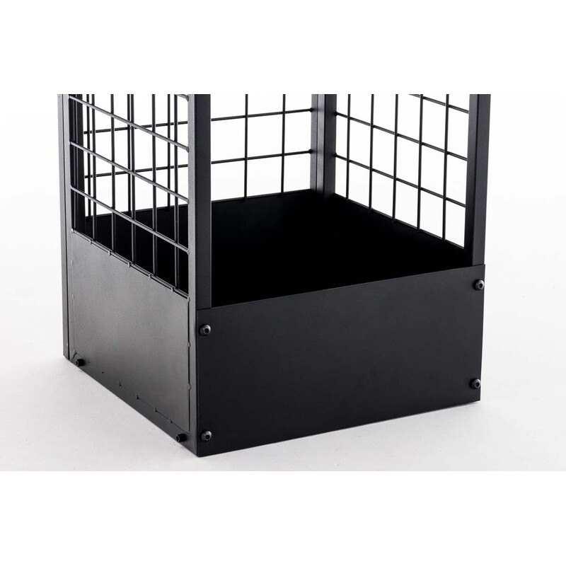 Robust vedställ i svart metall med extra hylla