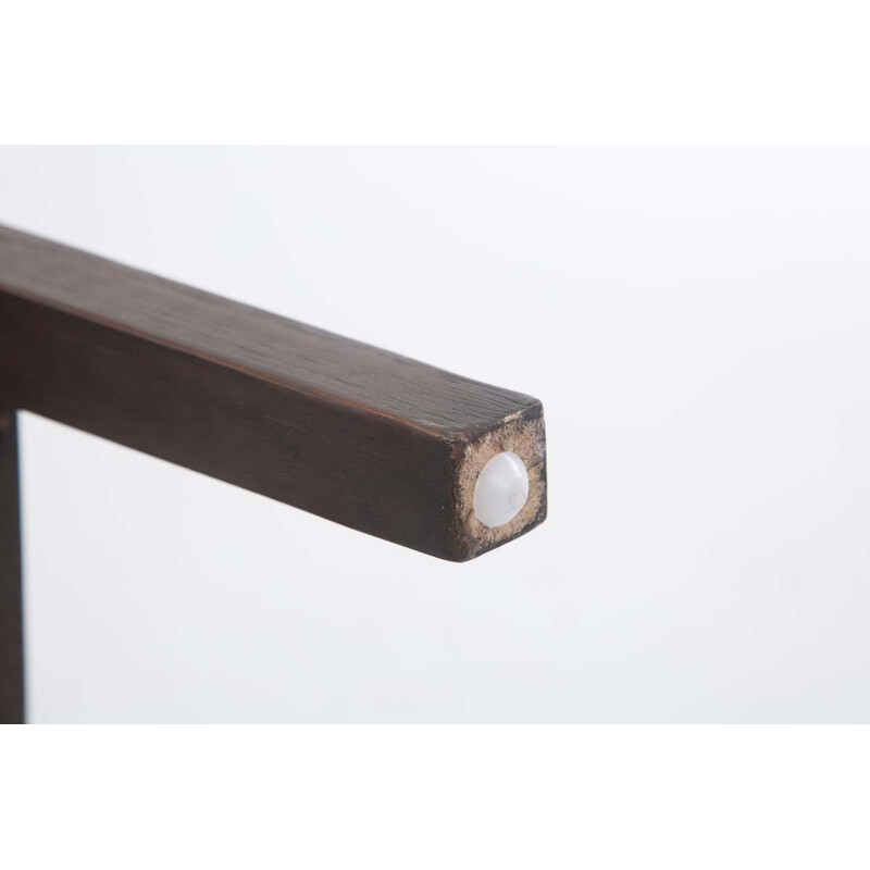 Stilren barstol i gummiträ med klädd sits och ryggstöd