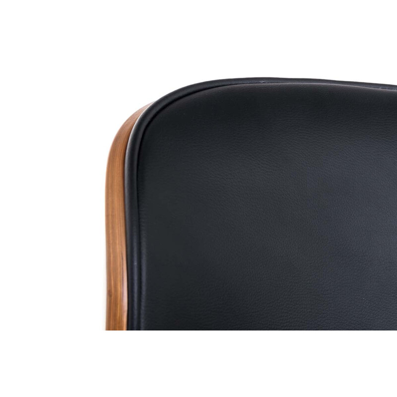 Elegant höj- och sänkbar barstol i konstläder och kromad metall