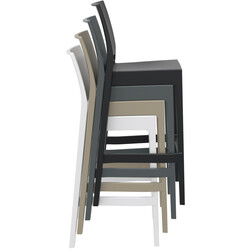 Stapelbar väderbeständig barstol med ryggstöd och fotstöd