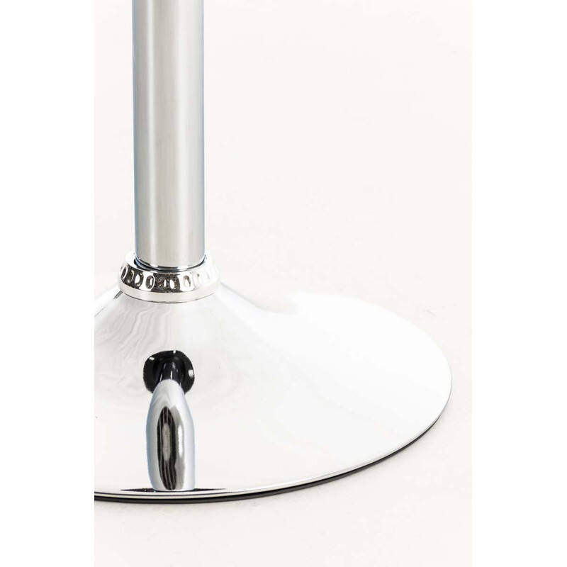 Elegant snurrfåtölj i konstläder med kromad bas